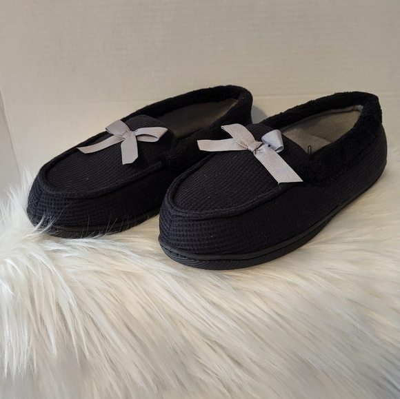 Dearfoams Women's Black Moccasin Slippers with Bow, Size Medium (7/8) - Picture 1 of 7